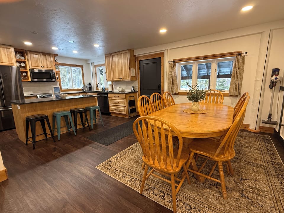 Fully equipped Kitchen with Bar and Expandable Dining Table for your Meals