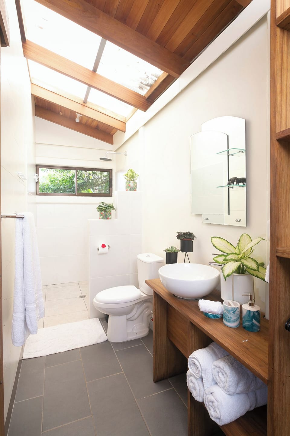 Family Cottage, Kitchen, Garden View | Bathroom | Free toiletries, towels, soap, shampoo