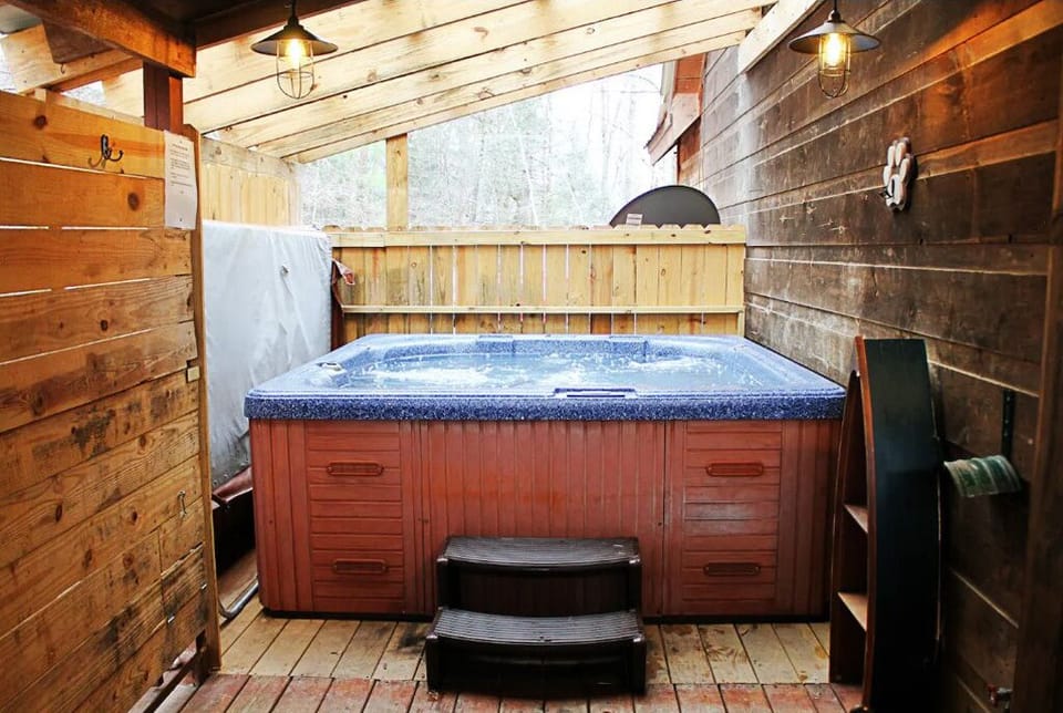 Indoor spa tub