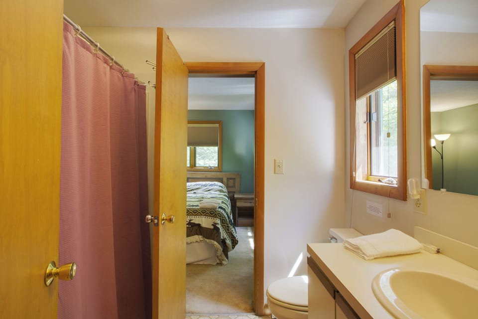Shared Bathroom Upstairs in Private Vacation Home