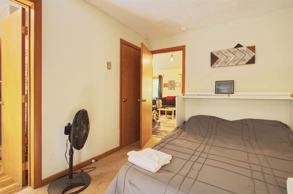 Main Level Bedroom in Private Home in White Mountains