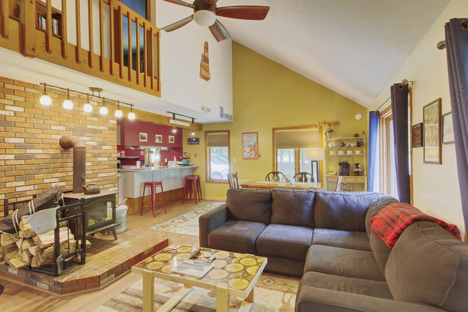 Living room with fireplace in Pet friendly, Campton home