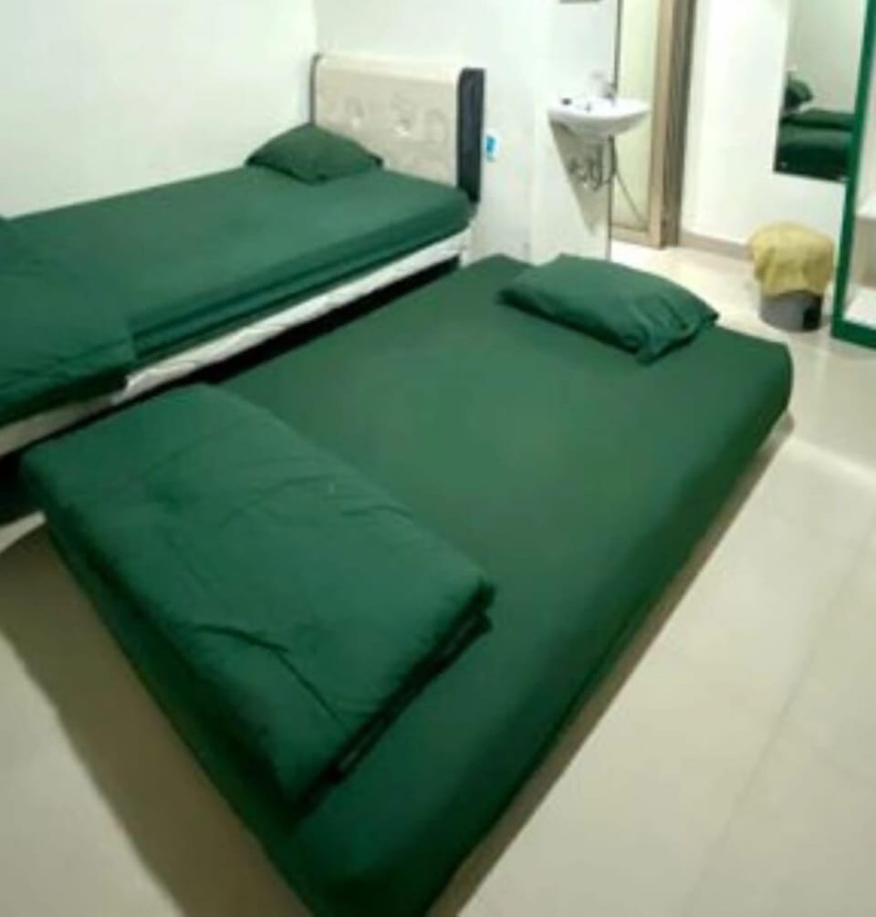 Desk, laptop workspace, soundproofing, WiFi (free)