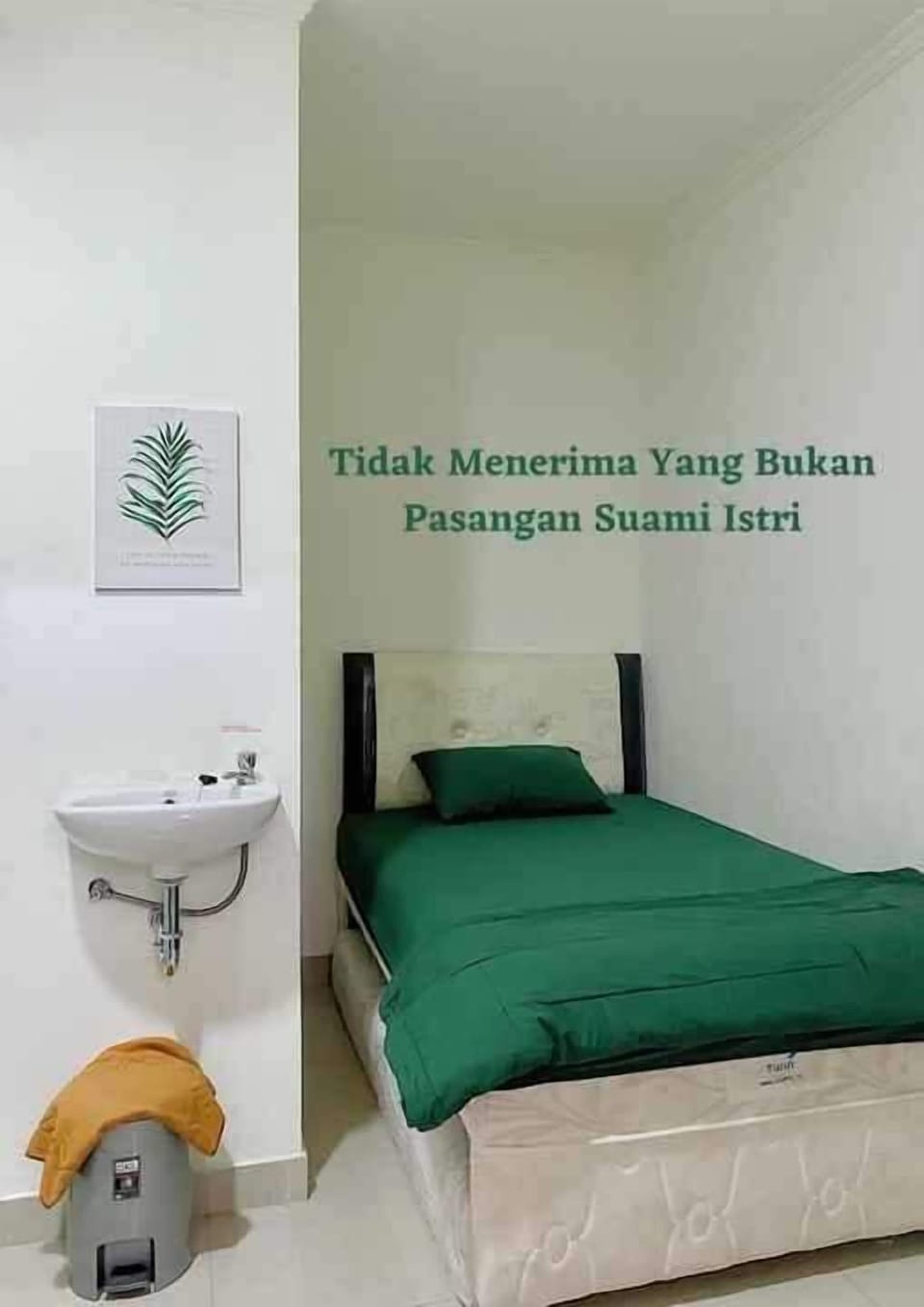 Desk, laptop workspace, soundproofing, WiFi (free)