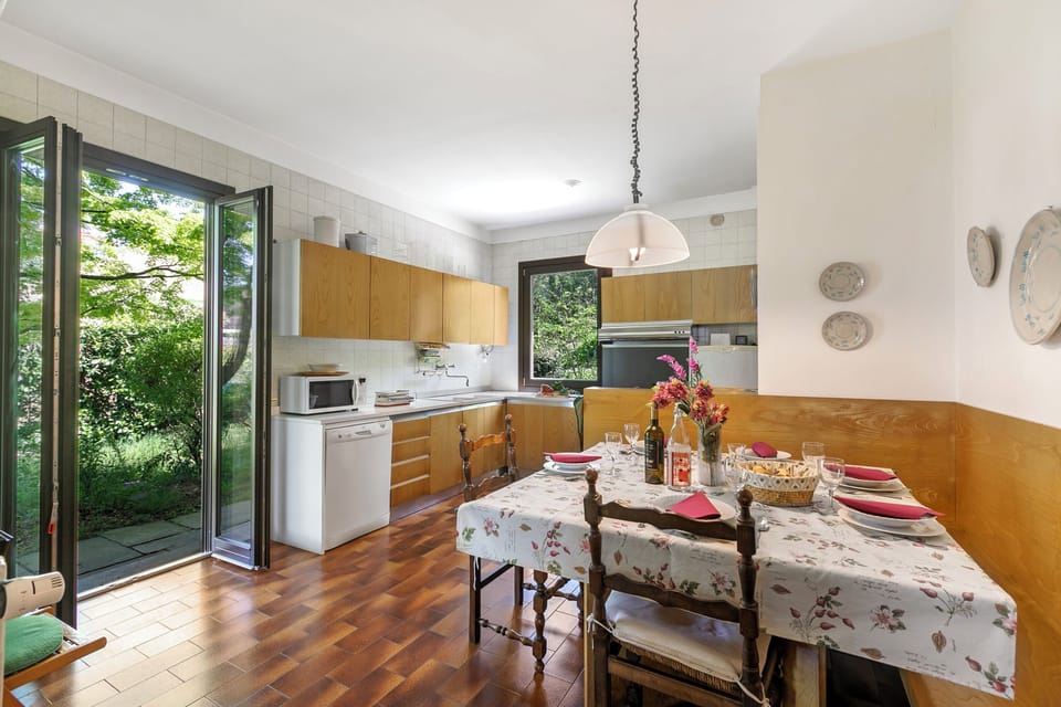 Family Villa, Multiple Bedrooms, 2 Bathrooms, Mountainside (Three Lakes Villa Varese) | Dining