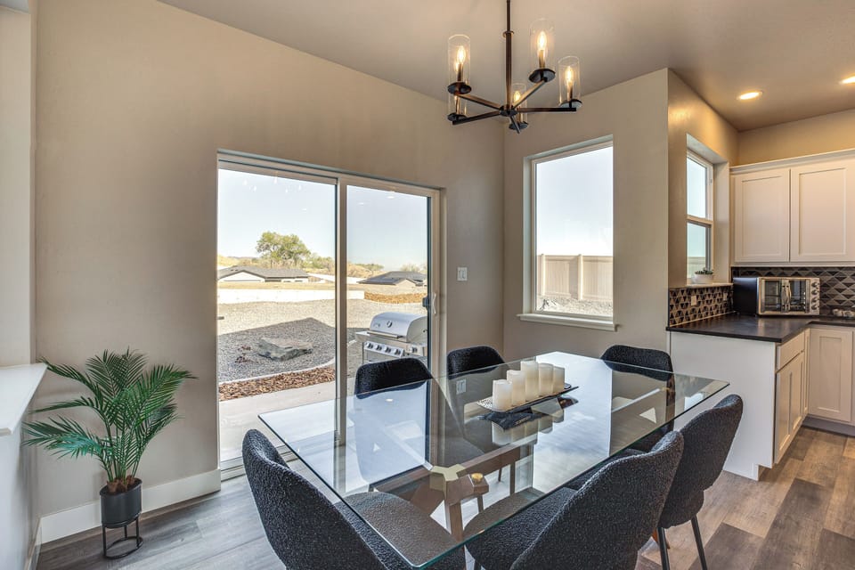 Dining Area | Dishware & Flatware Provided