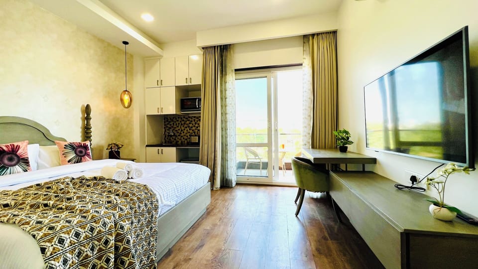 Superior Studio, Kitchenette | Premium bedding, down comforters, desk, laptop workspace
