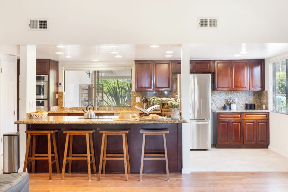 Fully equipped kitchen with island counter.