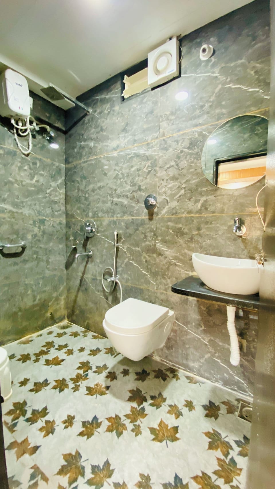 Superior Double Room | Bathroom | Shower, free toiletries, towels, soap