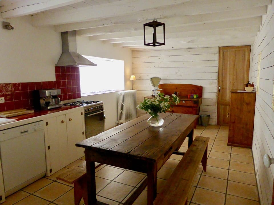 Cuisine avec Billot de boucher et table  rustique