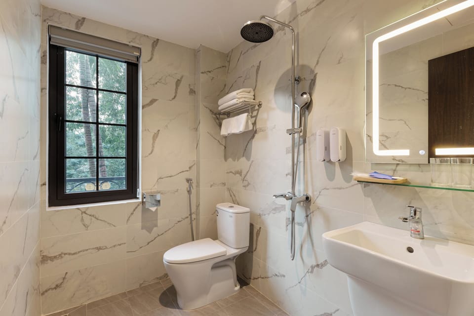 Deluxe Double Room | Bathroom | Shower, free toiletries, hair dryer, slippers