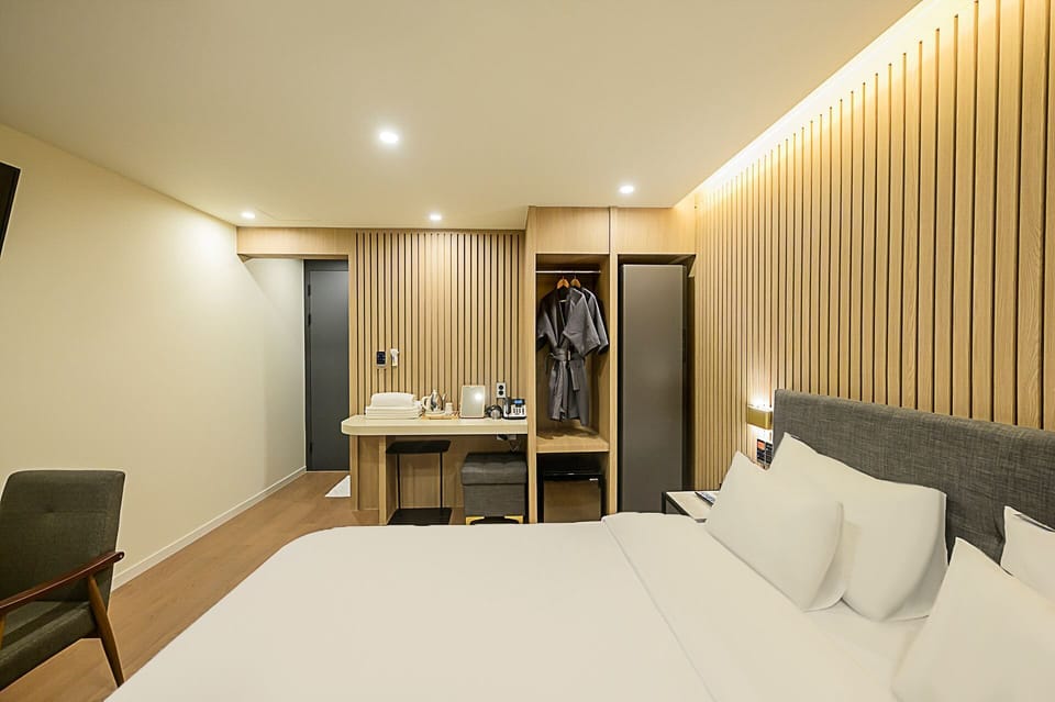 Deluxe Room | Premium bedding, pillowtop beds, individually decorated