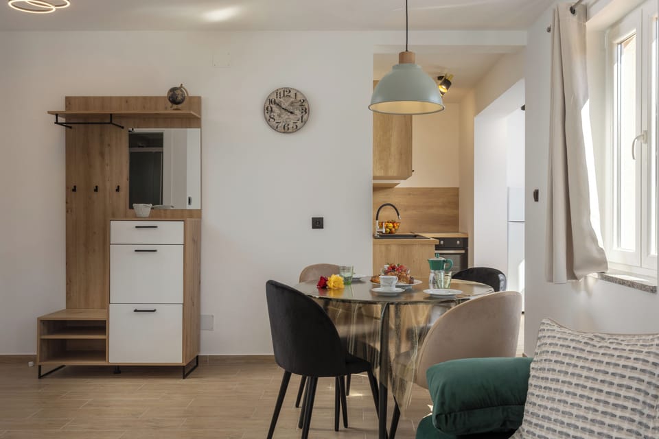 Family Apartment, Multiple Bedrooms, Sea Facing (Beachfront Apartment Betty) | Dining