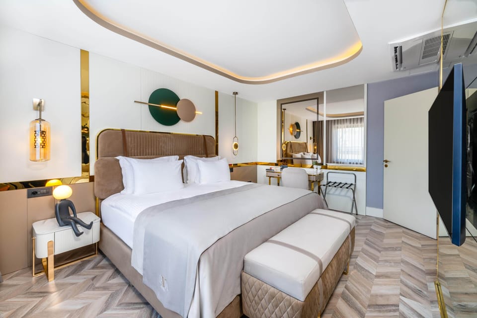Luxury Suite | Premium bedding, in-room safe, laptop workspace, blackout drapes