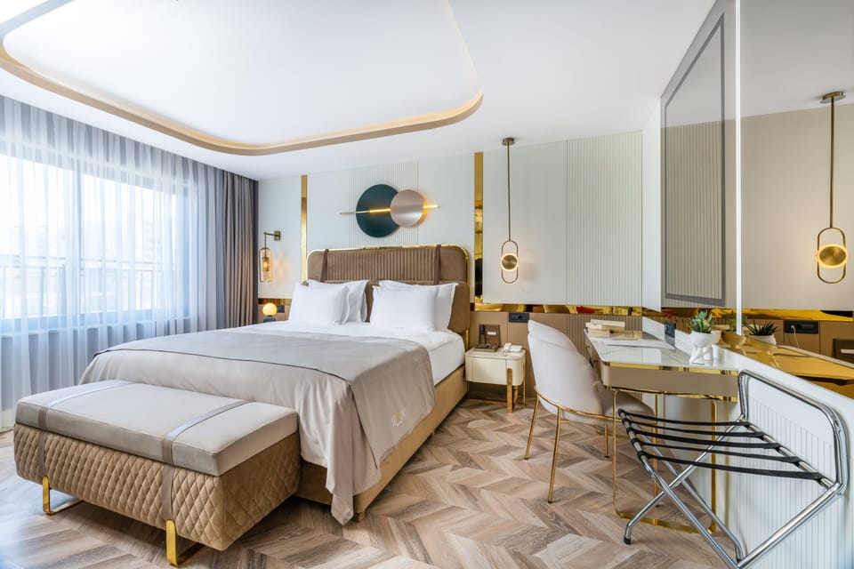 Luxury Suite | Premium bedding, in-room safe, laptop workspace, blackout drapes