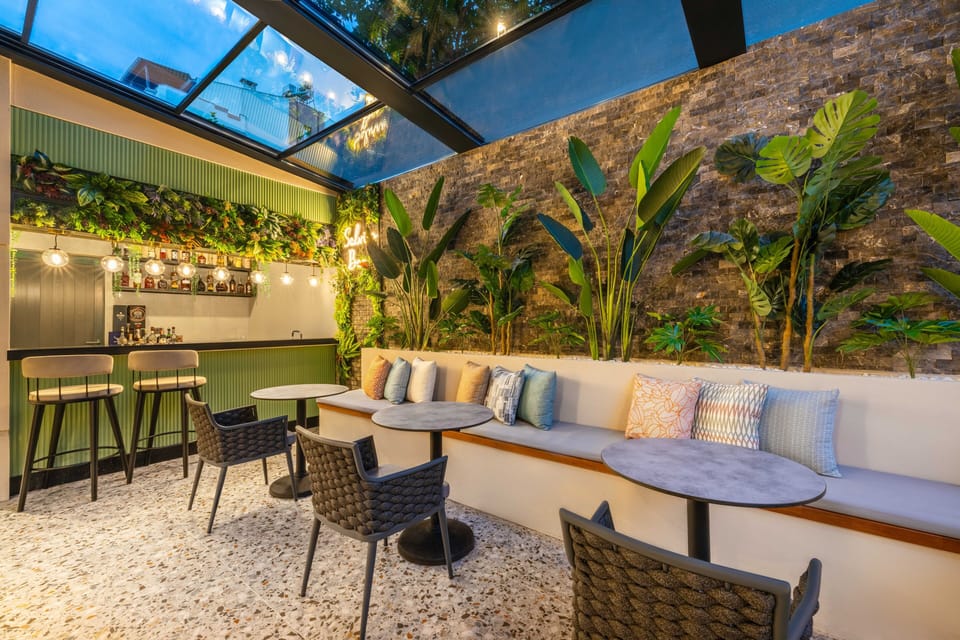 2 bars/lounges
