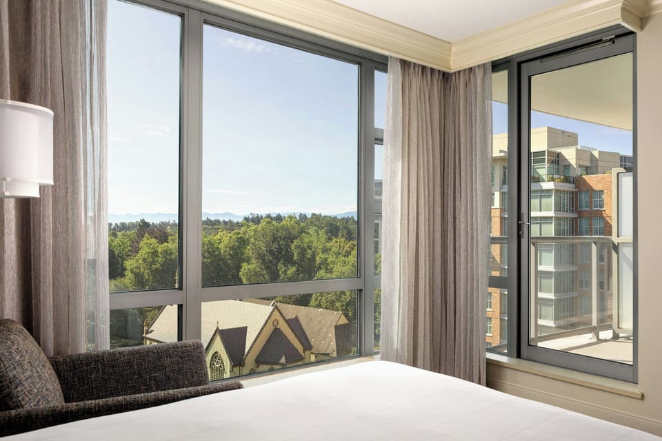 Premium bedding, in-room safe, desk, blackout drapes