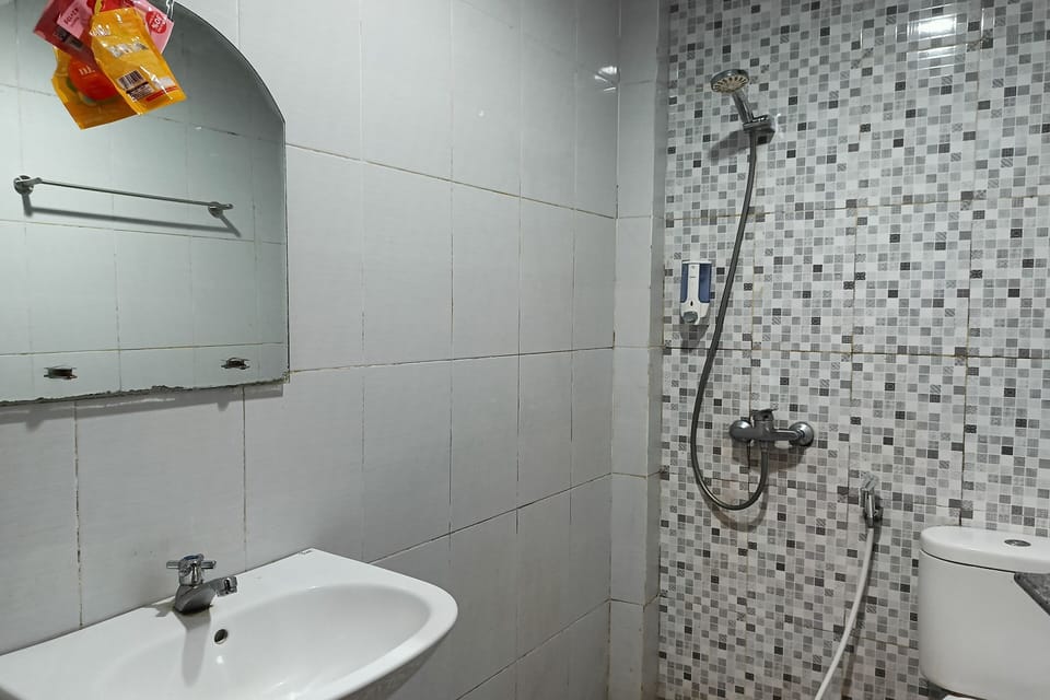 Deluxe Double Room | Bathroom | Shower, towels, soap