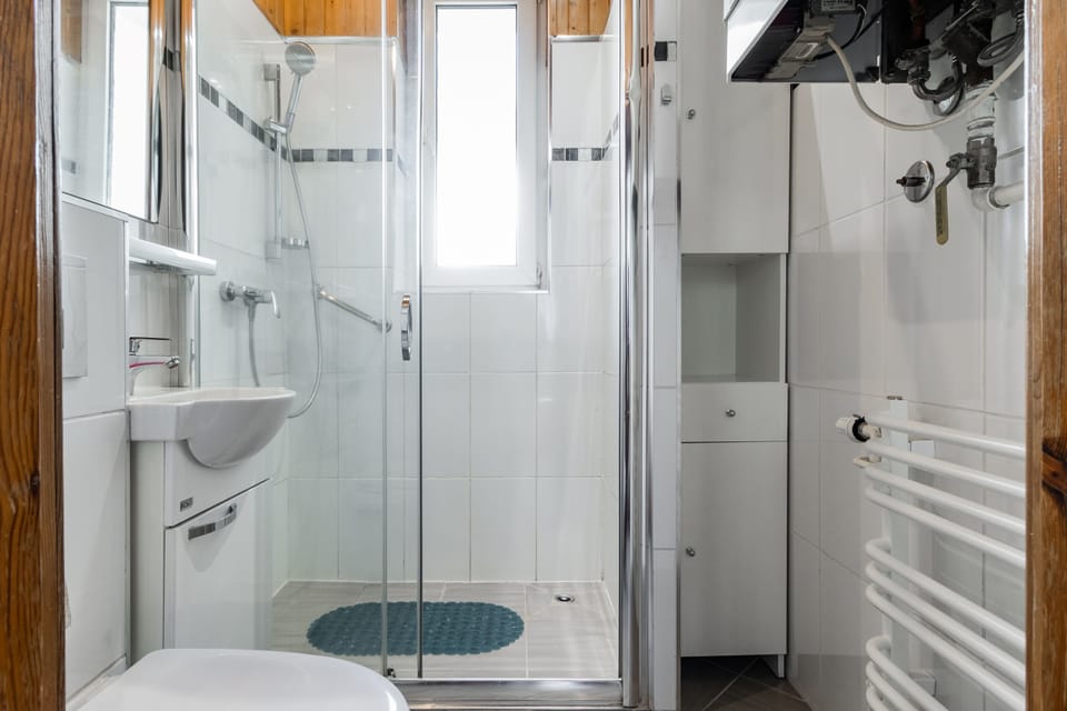Comfort Apartment, Balcony | Bathroom | Shower, hair dryer, towels