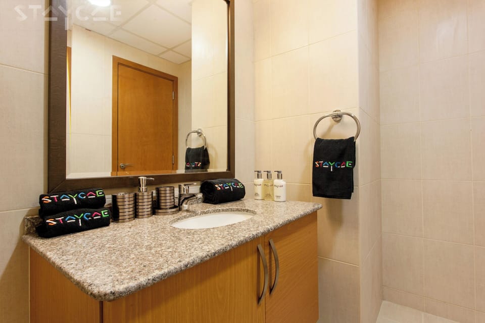 2 Bedroom Apartment | Bathroom | Towels
