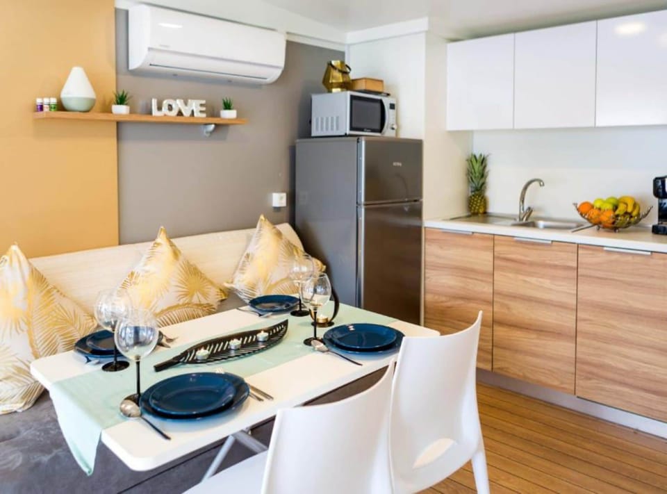 House (Mobile Home Nensi Two bedroom) | Dining room
