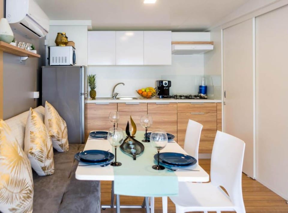 House (Mobile Home Nensi Two bedroom) | Dining room