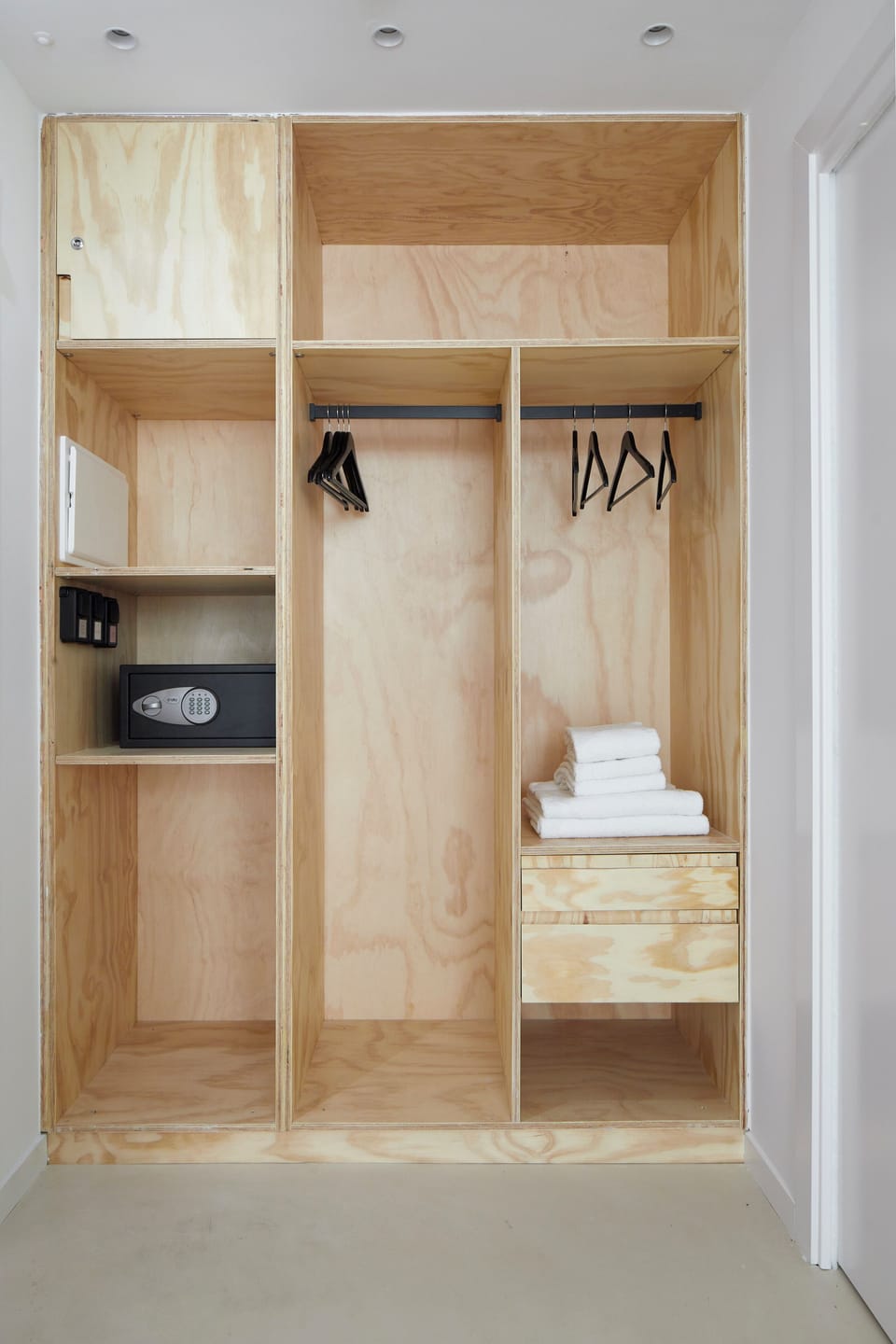 Deluxe Studio, City View | Wardrobe