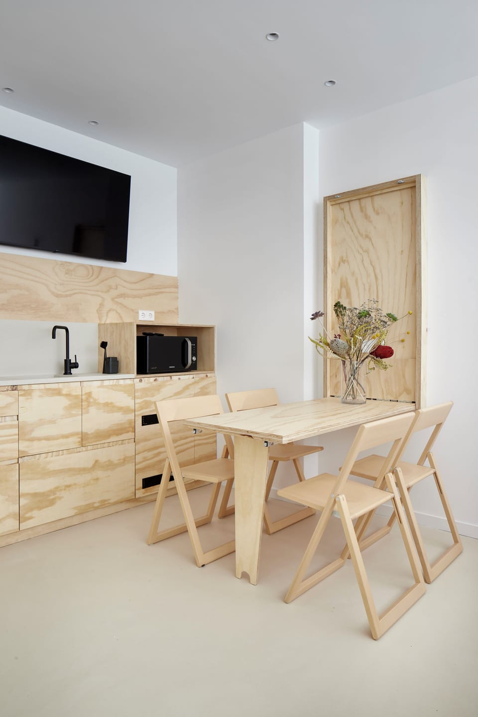 Deluxe Studio, City View | Private kitchen | Mini-fridge, microwave