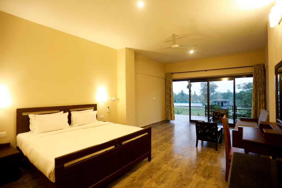 Deluxe Room, Balcony, Hill View | Desk, soundproofing, free WiFi, bed sheets