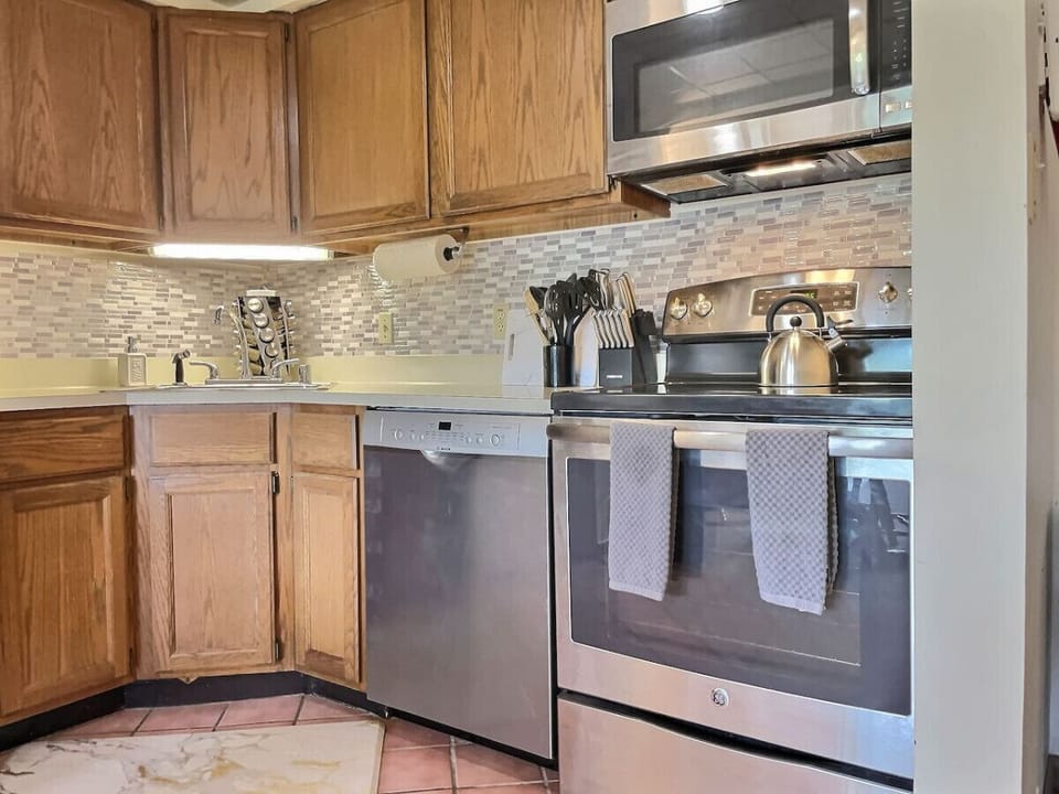 Modern kitchen with everything you need to feel at home.