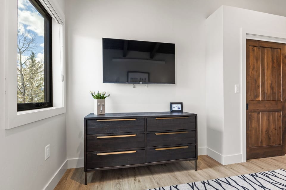 Bedroom 2 | Queensize Bed | Smart TV