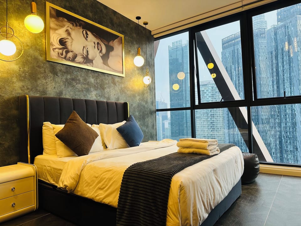Signature Suite, 1 King Bed with Sofa bed | City view