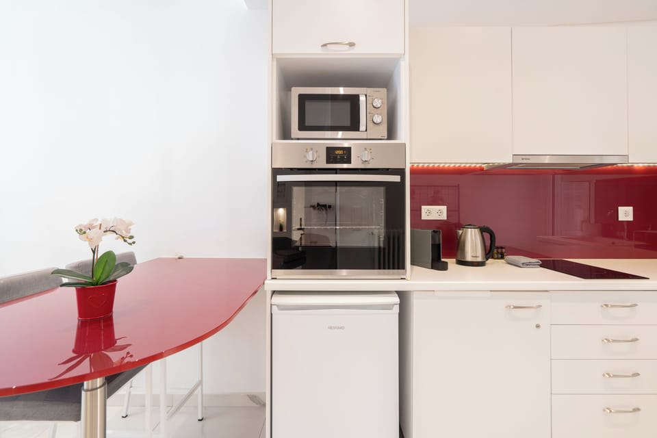 City Apartment, 1 Bedroom, Kitchen | Private kitchen | Mini-fridge, microwave, oven, stovetop