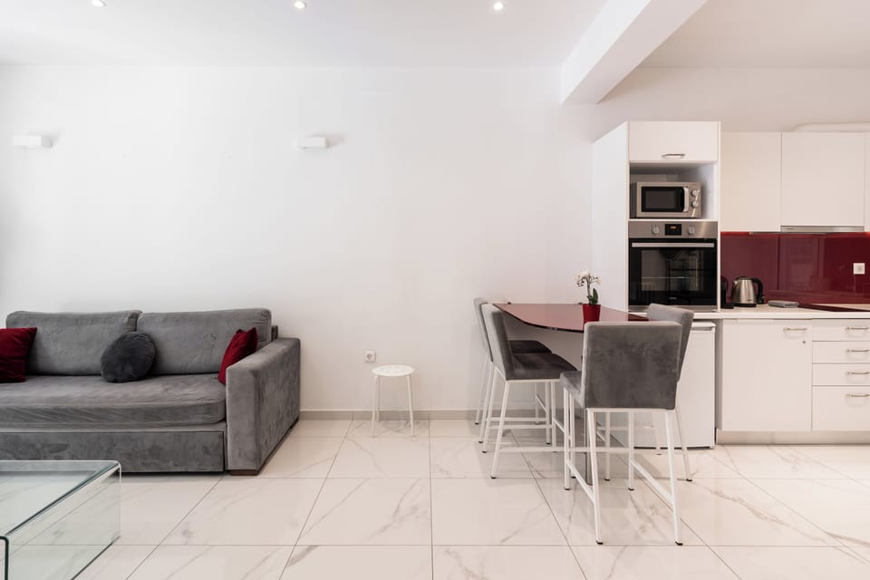 City Apartment, 1 Bedroom, Kitchen | Living area | 42-inch TV with cable channels