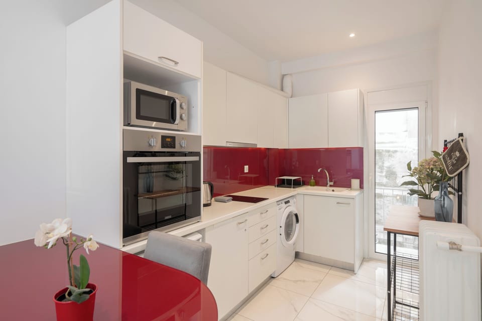 City Apartment, 1 Bedroom, Kitchen | Private kitchen | Mini-fridge, microwave, oven, stovetop
