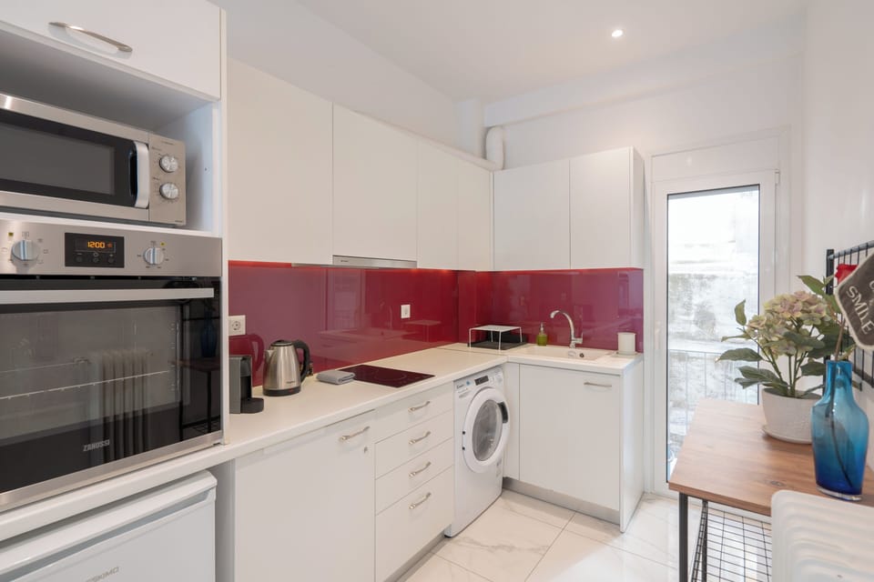 City Apartment, 1 Bedroom, Kitchen | Private kitchen | Mini-fridge, microwave, oven, stovetop