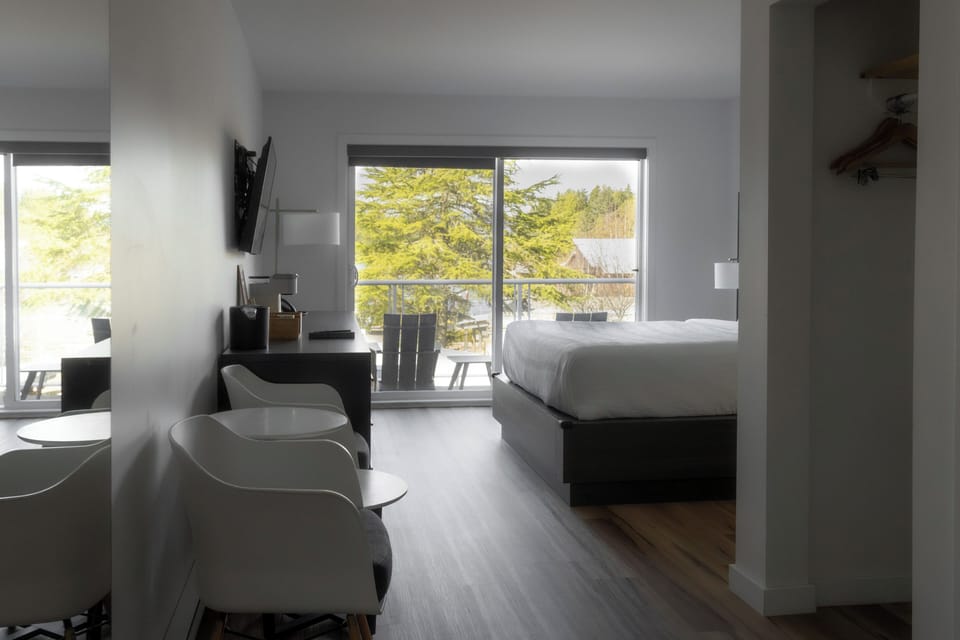 Deluxe Room | Pillowtop beds, desk, iron/ironing board, free WiFi