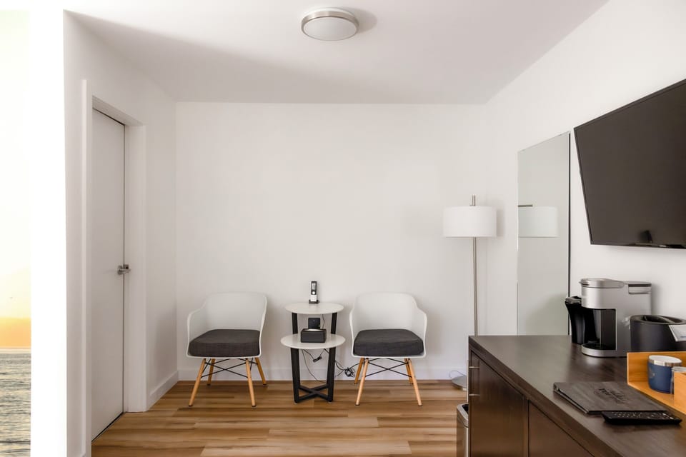 Standard Room, 1 Queen Bed | Living area | 40-inch LCD TV with cable channels, TV