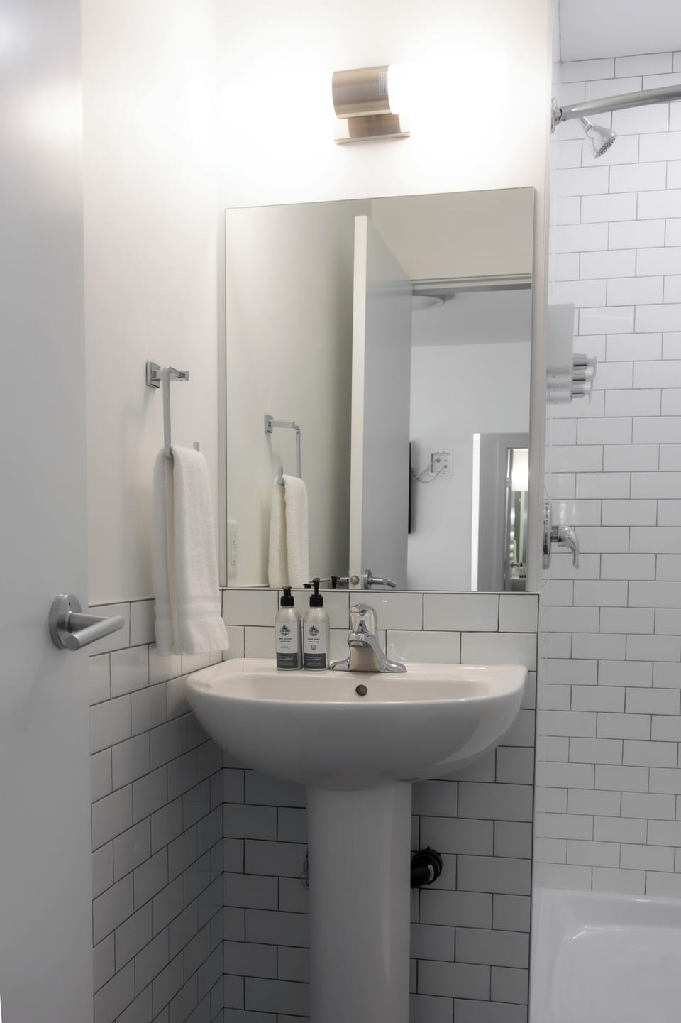 Standard Room, 1 Queen Bed | Bathroom | Free toiletries, hair dryer, towels