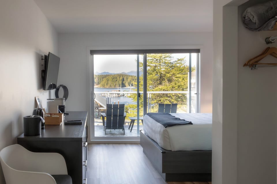 Suite, 1 Queen Bed with Sofa bed (Partial Marina View) | Pillowtop beds, desk, iron/ironing board (on request), WiFi (free)