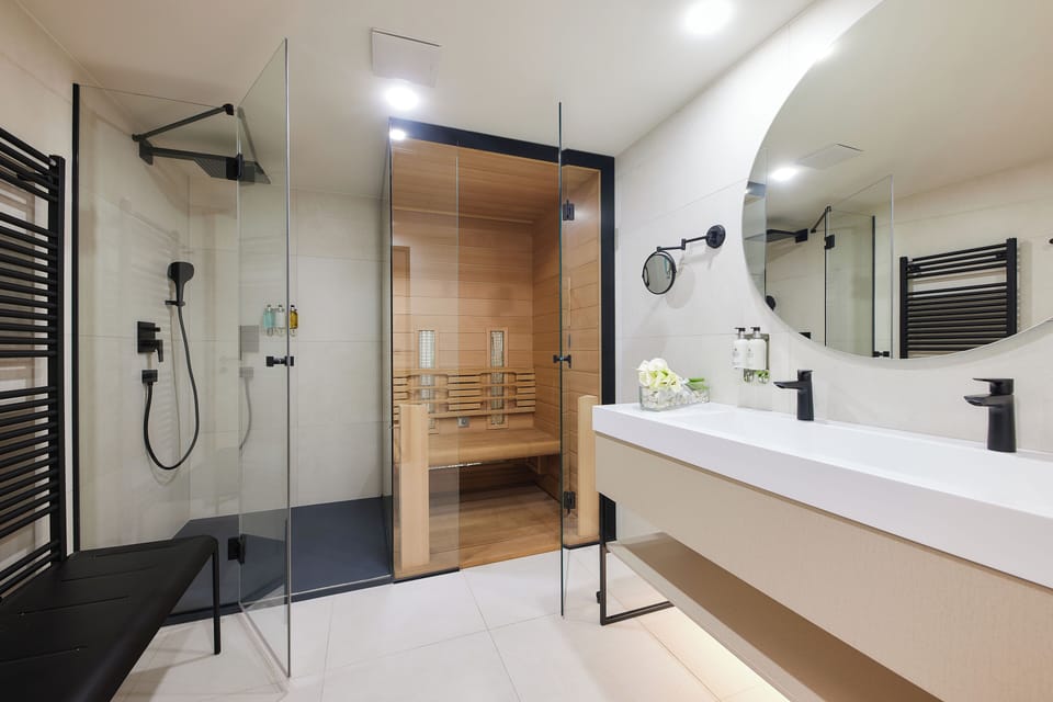 Junior Suite | Bathroom | Shower, hair dryer, bathrobes, slippers