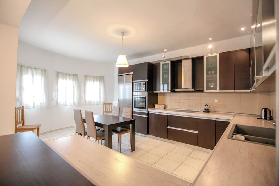 Luxury Apartment, Mountain View | Private kitchen | Coffee/tea maker, electric kettle