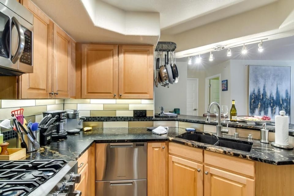 Condo, 2 Bedrooms | Private kitchen | Fridge, oven, coffee/tea maker, toaster