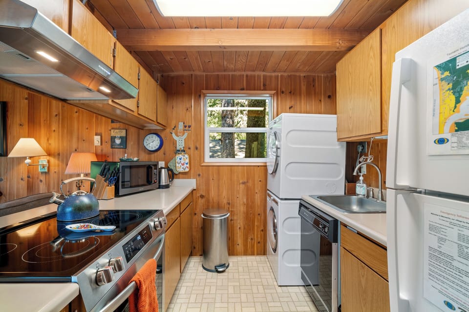 Fully equipped kitchen and stackable washer and dryer