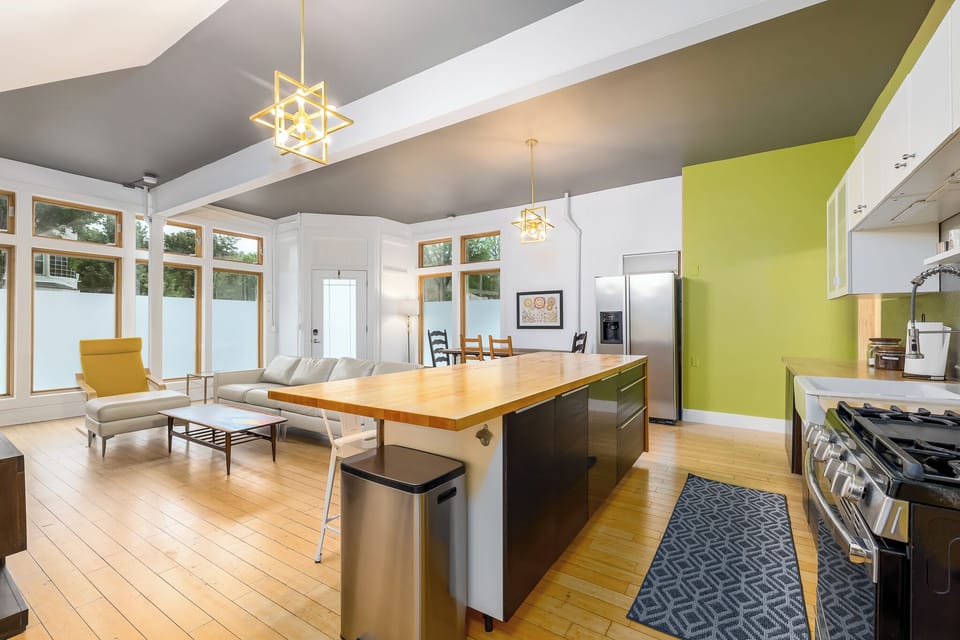 Perfect place for relaxing and preparing food-well lit with lots of space!