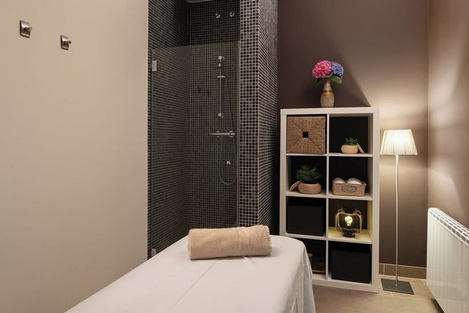 Couples treatment rooms, body treatments, hydrotherapy, aromatherapy