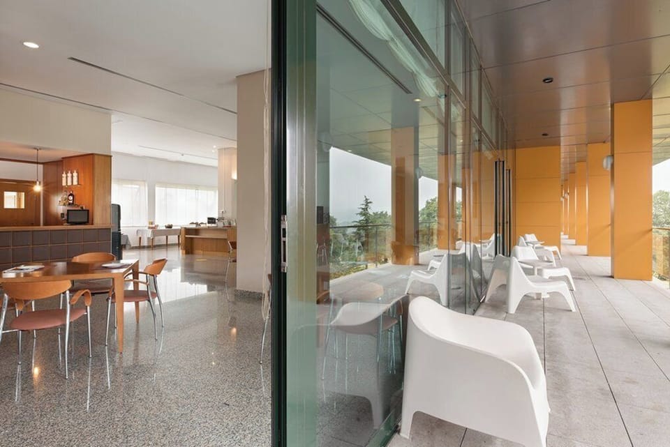 Lobby lounge