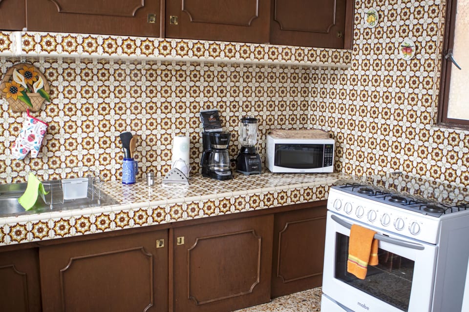 Family Townhome, 3 Bedrooms, Refrigerator & Microwave | Private kitchen | Microwave, griddle