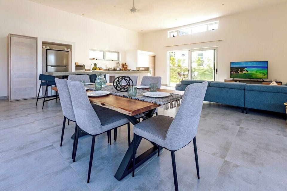 V40A Villa O' Soleil  · Open style & well-furnished villa with long pool (814)