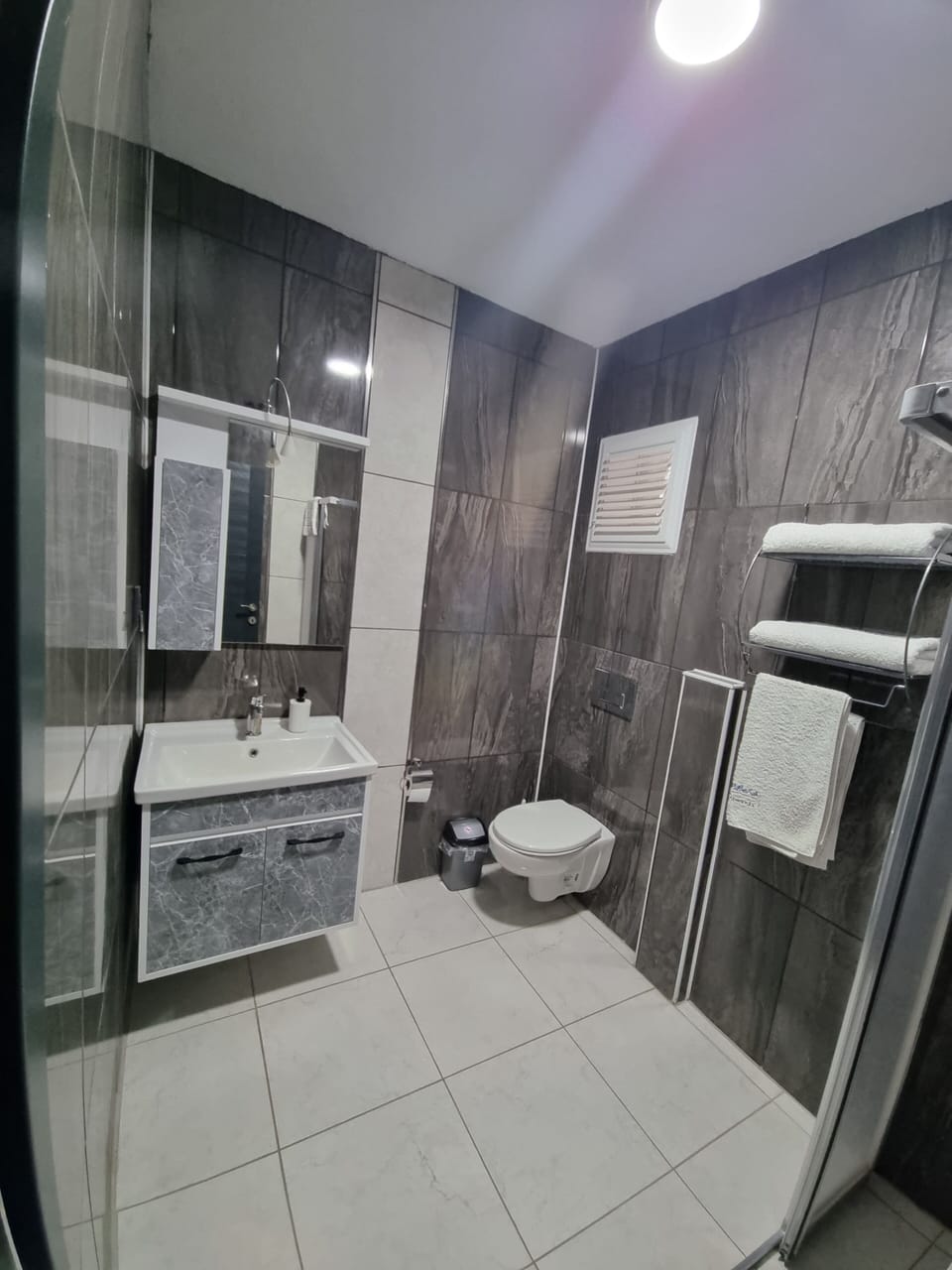 Deluxe Room, City View | Bathroom | Shower, rainfall showerhead, hair dryer, towels
